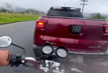 Vídeo de acidente em Timbó viraliza e divide opiniões: motociclista ultrapassa em faixa dupla e bate contra Fiat Toro