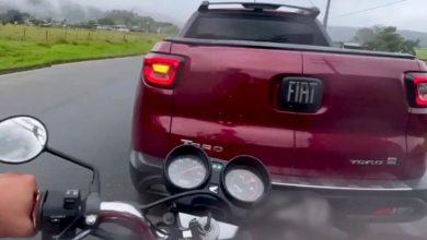 Vídeo de acidente em Timbó viraliza e divide opiniões: motociclista ultrapassa em faixa dupla e bate contra Fiat Toro
