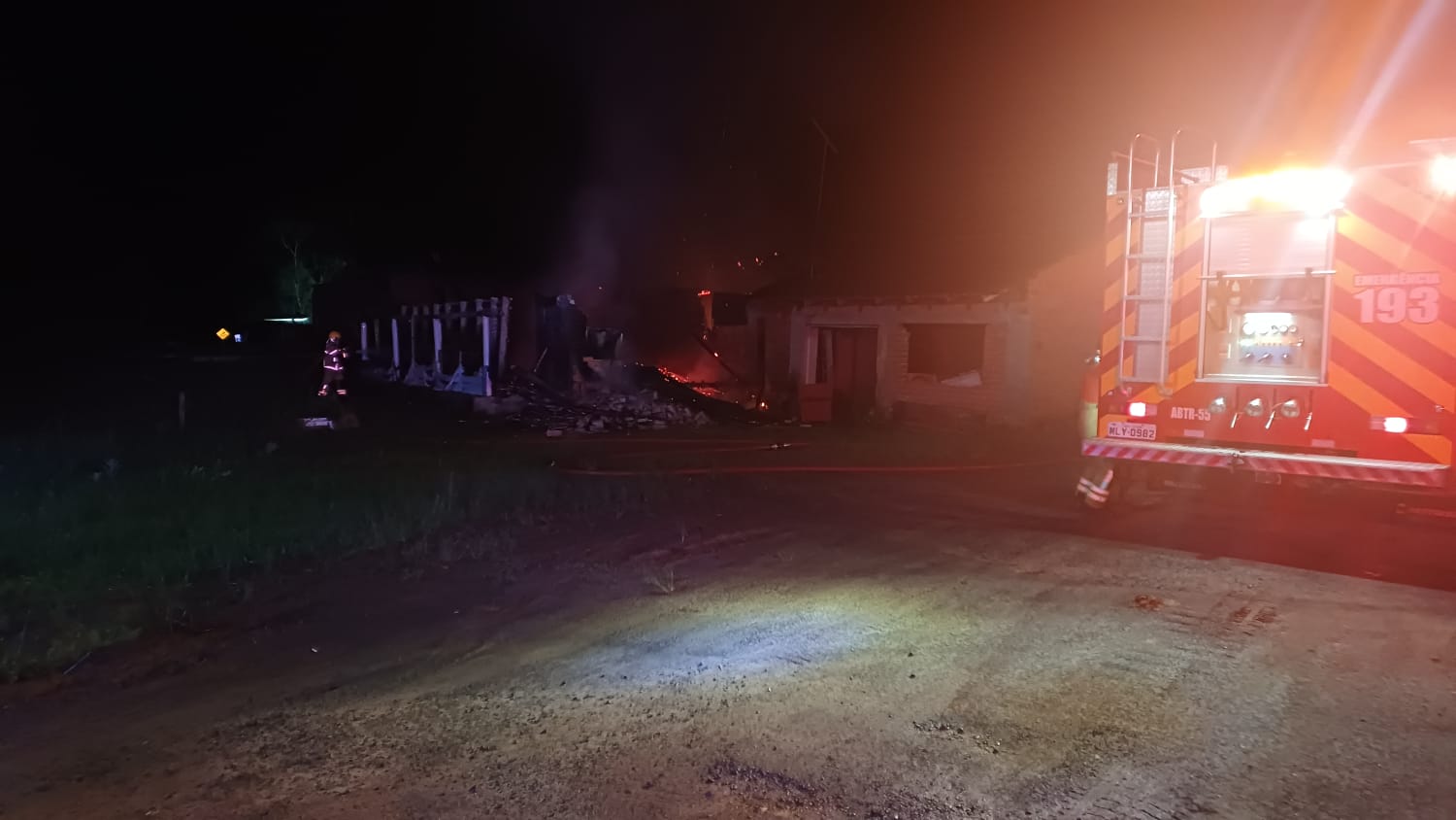 Incêndio destrói residência de 150 m² durante a madrugada em Doutor Pedrinho