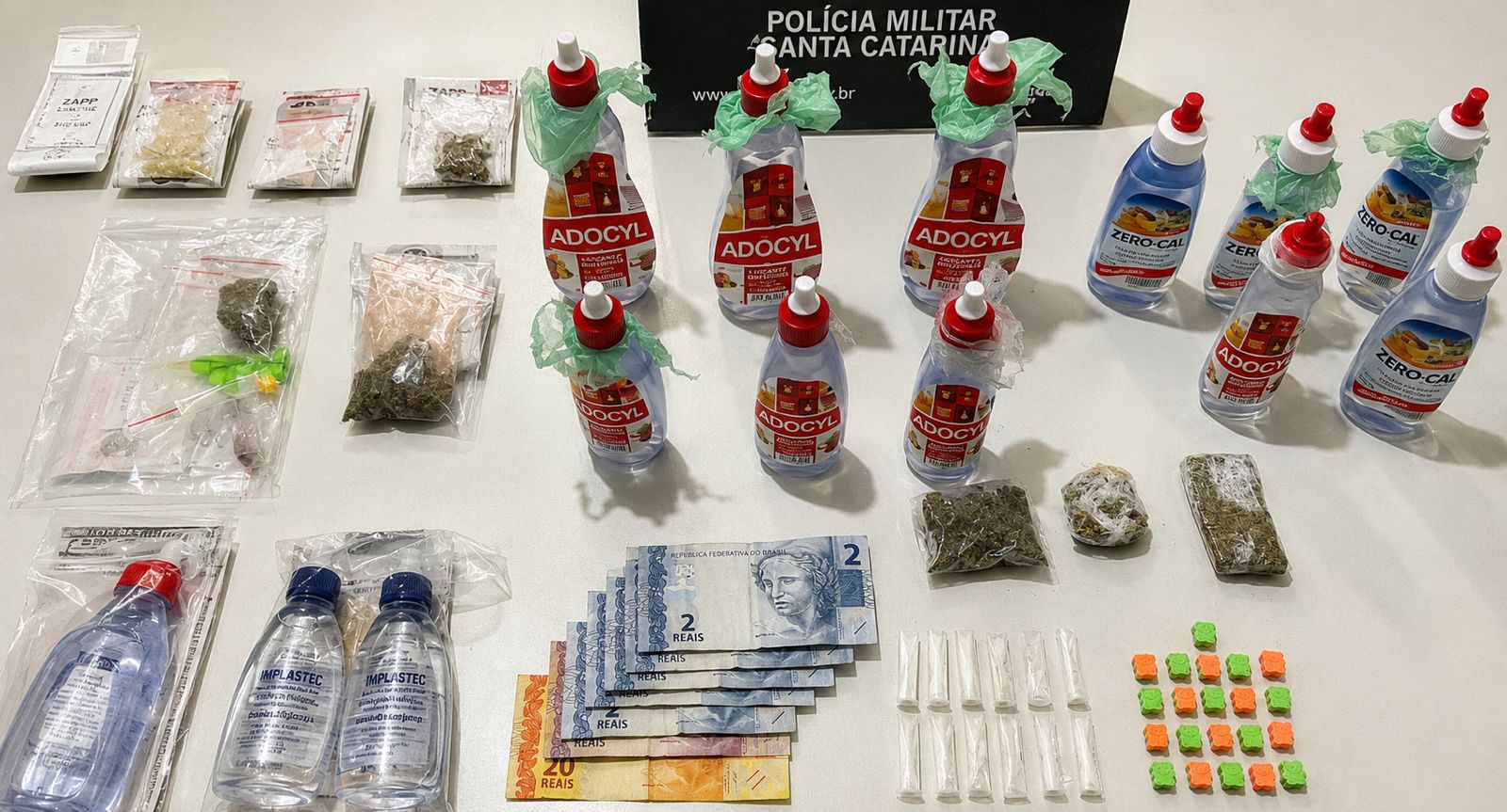 “Adoçante” para esconder droga: PM apreende entorpecentes a caminho de rave em Indaial