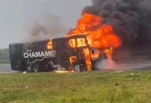 “O fogo levou tudo”: Grupo Chamamento perde ônibus e equipamentos após incêndio na BR-376