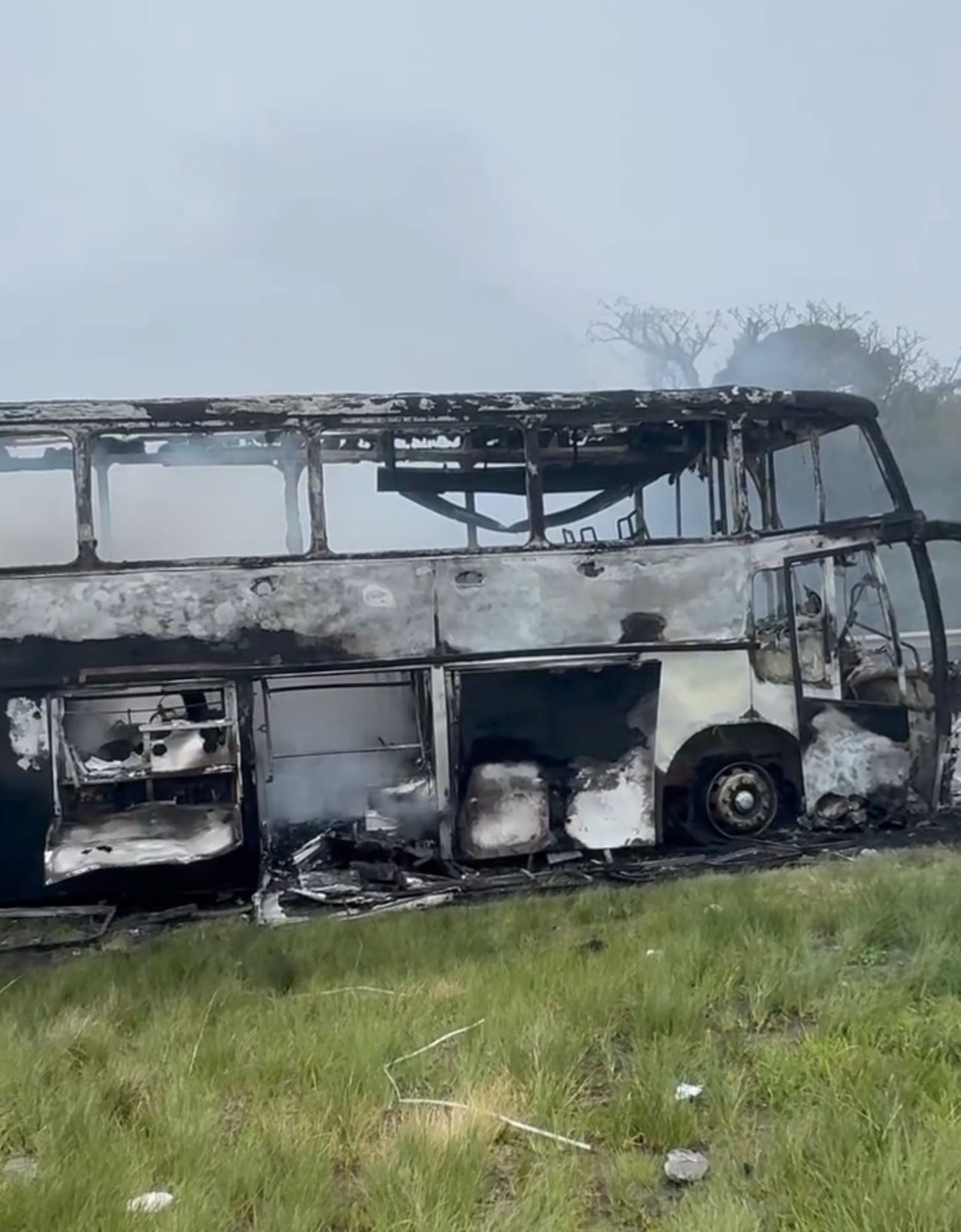 “O fogo levou tudo”: Grupo Chamamento perde ônibus e equipamentos após incêndio na BR-376