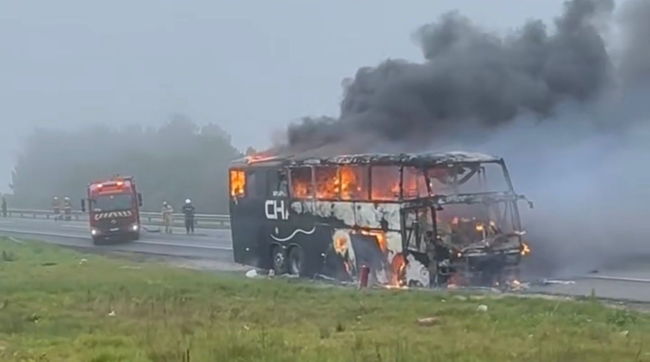 “O fogo levou tudo”: Grupo Chamamento perde ônibus e equipamentos após incêndio na BR-376