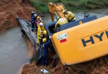 Trabalhador passa nove horas preso em retroescavadeira após veículo cair em ribanceira em SC