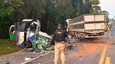 Tragédia na BR-373 deixa 23 mortos após colisão entre micro-ônibus da Saúde e carreta