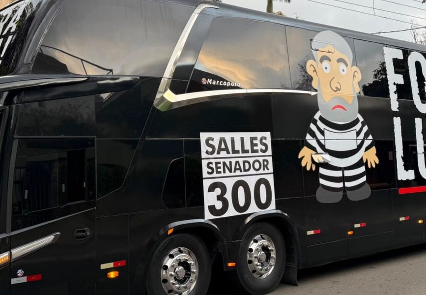 “Fora Lula” em ônibus de campanha é barrado e Justiça Eleitoral dá 24 horas para retirada