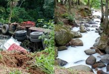 Alerta em Benedito Novo: caminhão com produto químico capota às margens de ribeirão