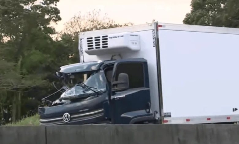 Colisão entre caminhões deixa passageiro morto e motorista ferido na BR-101 em Palhoça