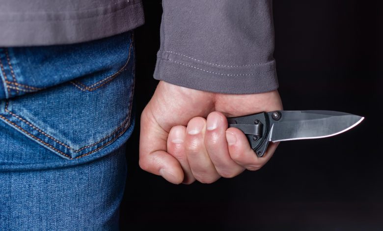 Homem tenta esfaquear mulher, agride policiais e dispara ofensas raciais durante prisão em Indaial