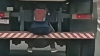 “Carona” no para-choque: homem é flagrado viajando na traseira de caminhão em SC