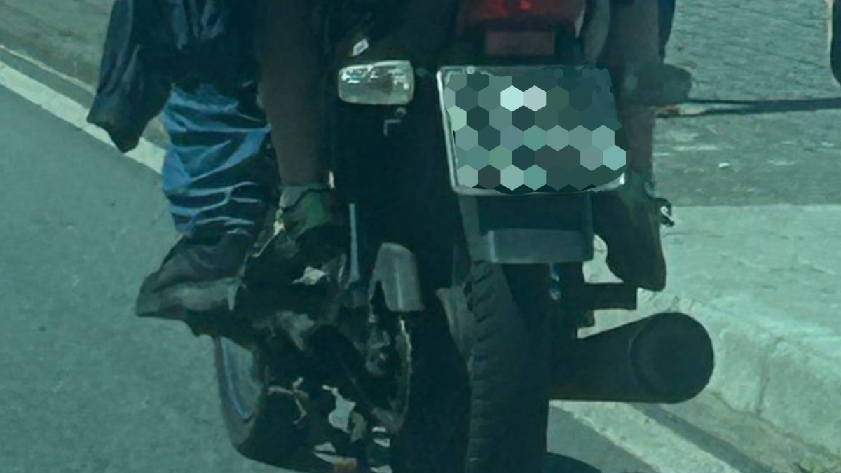 Flagrado com criança sem capacete na garupa, motociclista causa indignação no trânsito em Blumenau