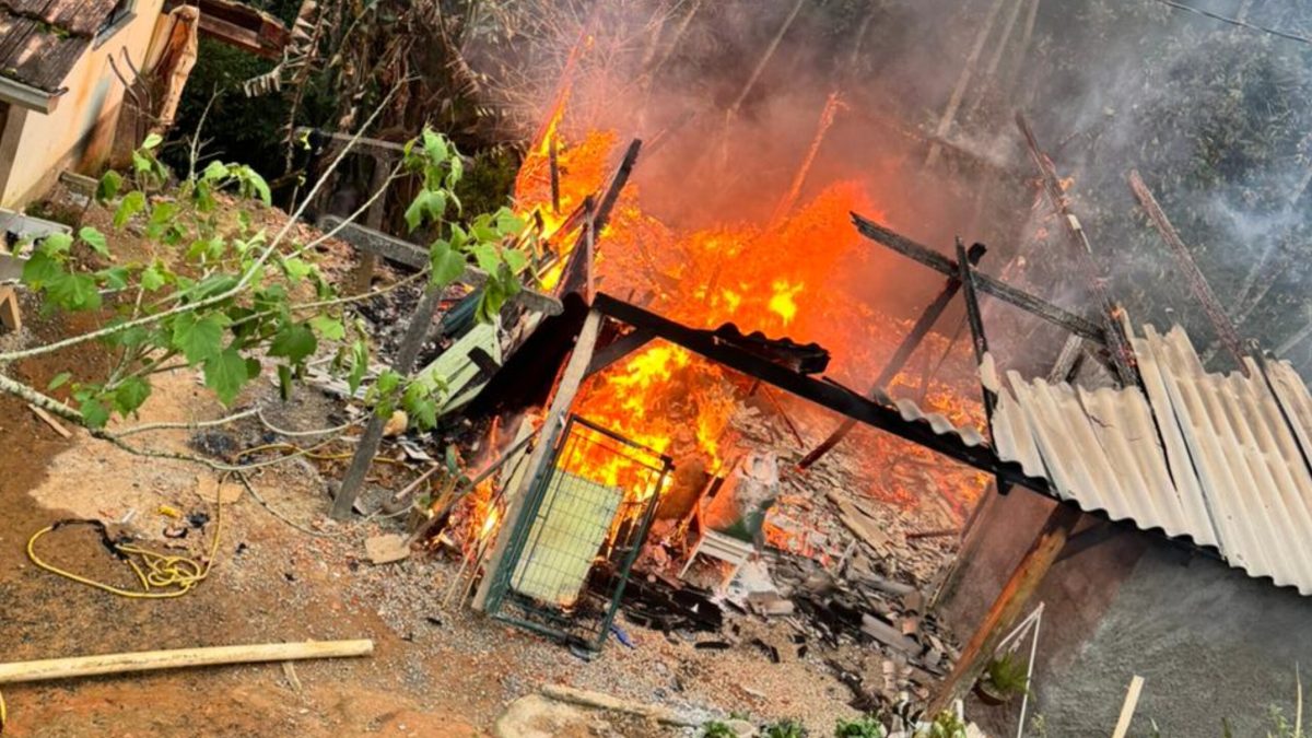 Incêndio atinge casa de madeira em bairro de Timbó