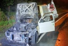 Incêndio destrói parte dianteira de Fiorino em Indaial