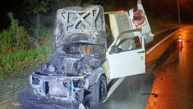 Incêndio destrói parte dianteira de Fiorino em Indaial