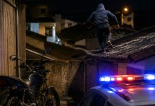Fuga cinematográfica: suspeito corre por telhados para escapar da PM após moto roubada ser encontrada em Blumenau