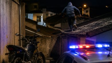 Fuga cinematográfica: suspeito corre por telhados para escapar da PM após moto roubada ser encontrada em Blumenau