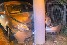 Carro bate contra poste durante a noite em Apiúna