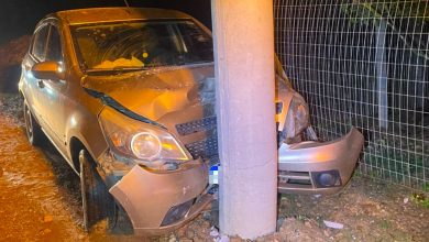 Carro bate contra poste durante a noite em Apiúna