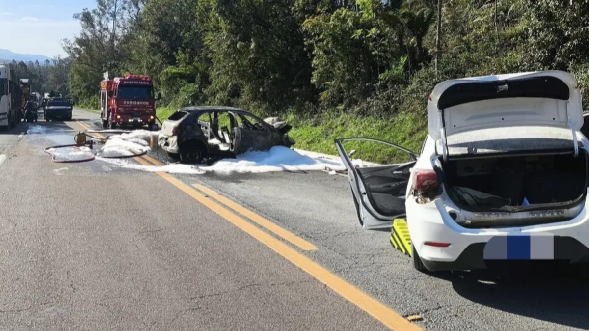 Gol pega fogo após colisão e acidente deixa uma pessoa morta em Ibirama