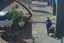 Criança escapa por pouco de atropelamento após carro invadir calçada em Itajaí