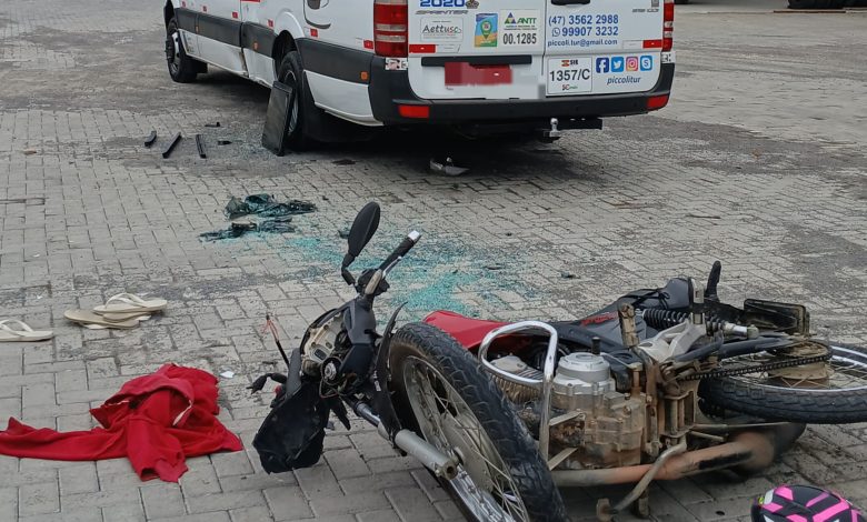 Moto e van colidem na BR-470 e deixam dois feridos em Apiúna