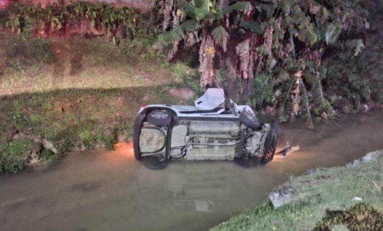 Civil investiga acidente após motorista sair a pé e deixar mulher e três filhos feridos em Brusque