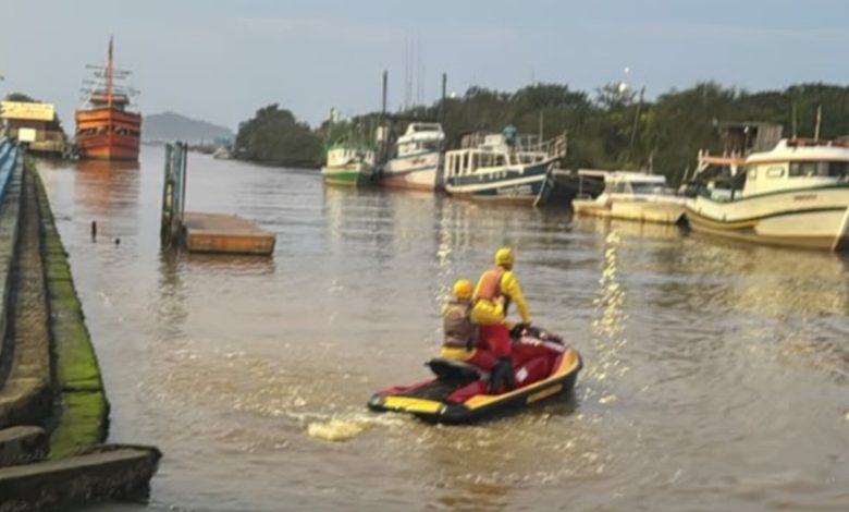 Menino de 10 anos desaparece no mar após ser surpreendido por onda em SC