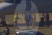 Vídeo mostra Moraes e esposa desembarcando de avião ligado a Vorcaro