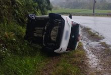 Motorista perde o controle de veículo e capota próximo a cervejaria em Timbó