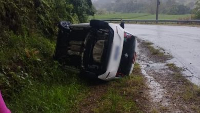 Motorista perde o controle de veículo e capota próximo a cervejaria em Timbó