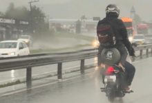 Cena inacreditável: mulher usa botijão de gás como banco em moto na BR-101, em SC