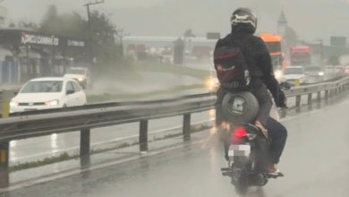 Cena inacreditável: mulher usa botijão de gás como banco em moto na BR-101, em SC