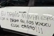 Traição? Mulher cobre carro do marido com mensagens e caso viraliza