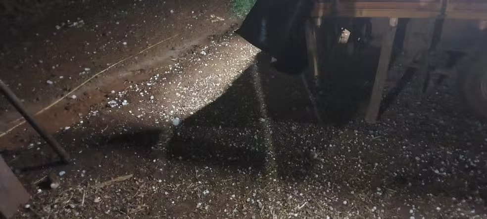 Parecia neve: granizo cobre ruas e rodovias e deixa cidade de SC branca após temporal