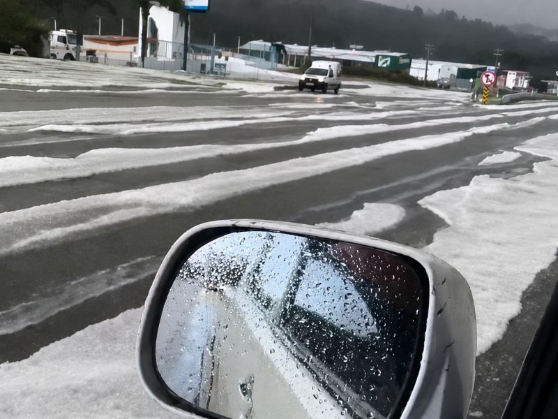 Parecia neve: granizo cobre ruas e rodovias e deixa cidade de SC branca após temporal