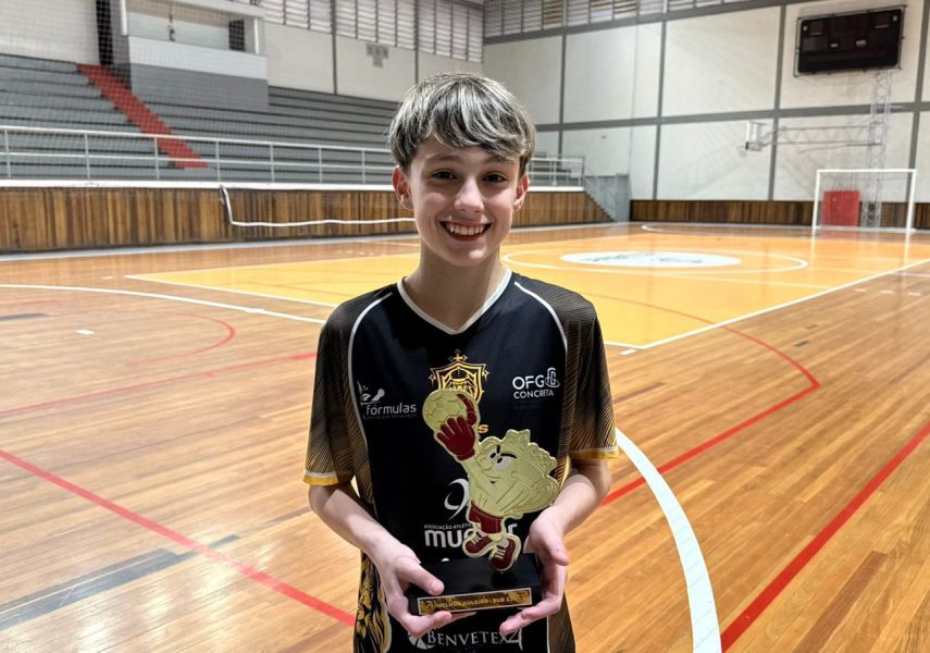 Com apenas 13 anos, goleiro da Academia Leões de Timbó já coleciona títulos e diversos prêmios individuais