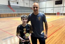 Com apenas 13 anos, goleiro da Academia Leões de Timbó já coleciona títulos e diversos prêmios individuais