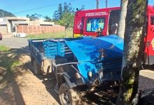Veículo agrícola adaptado bate contra árvore e deixa motorista ferido em Rodeio