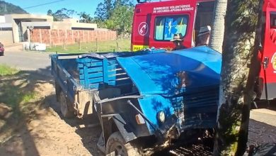 Veículo agrícola adaptado bate contra árvore e deixa motorista ferido em Rodeio