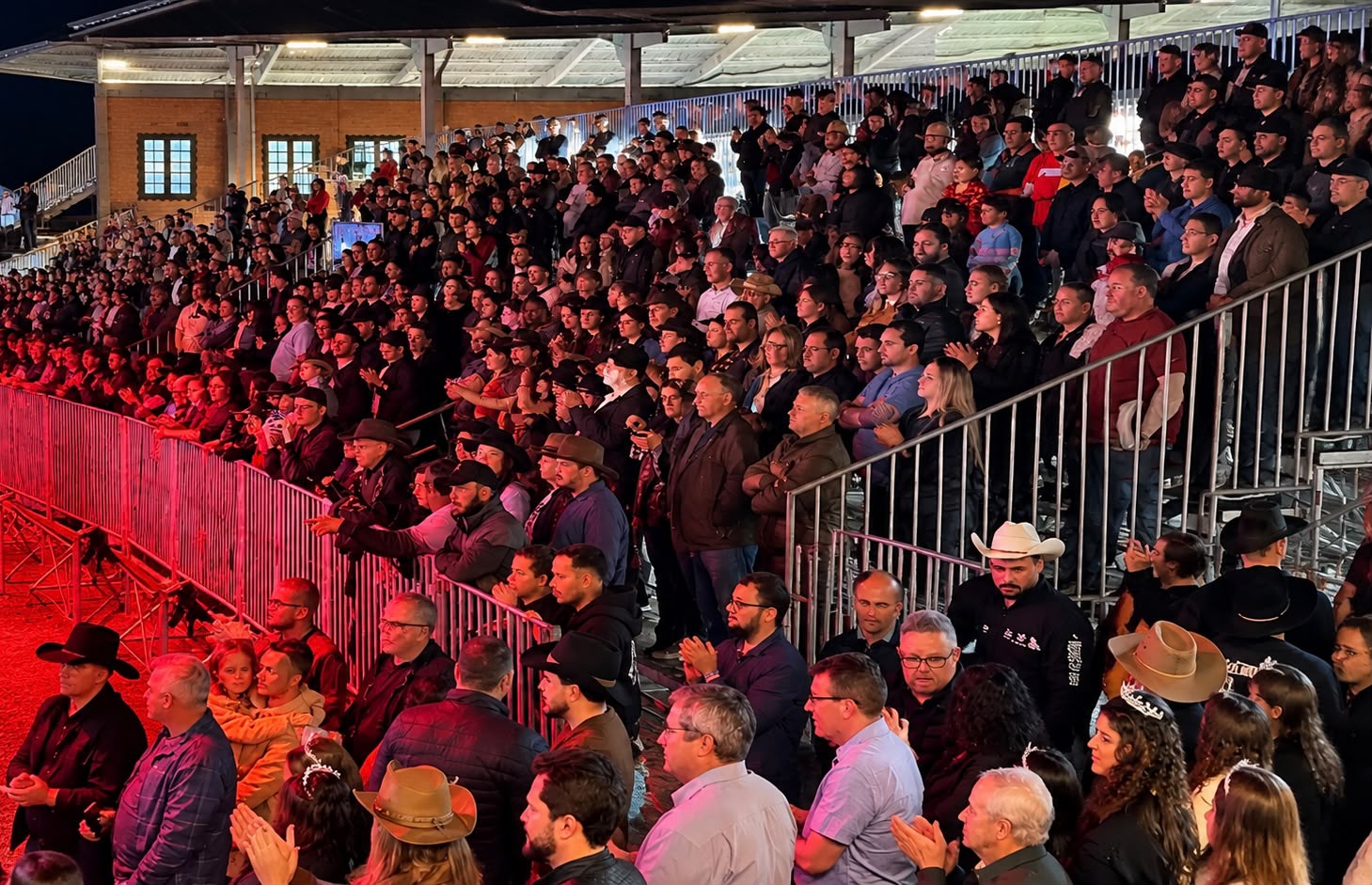 1ª noite da Expo Ascurra reúne grande público na abertura da festa