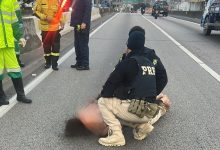 Homem em surto é resgatado após se agarrar a poste no meio da BR-101 em SC