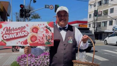 Garçom transforma semáforo em negócio de sucesso vendendo morangos cravejados e fatura R$ 4,5 mil em SC
