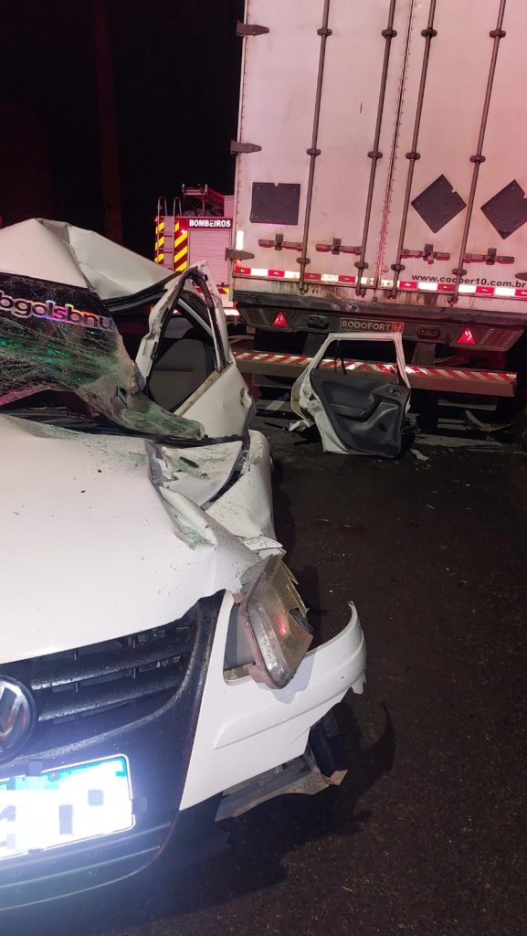 Madrugada termina em tragédia: jovem de 19 anos morre após carro bater contra veículo de carga em Blumenau