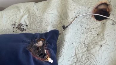 Celular superaquece durante a madrugada e queima travesseiro enquanto jovem dormia
