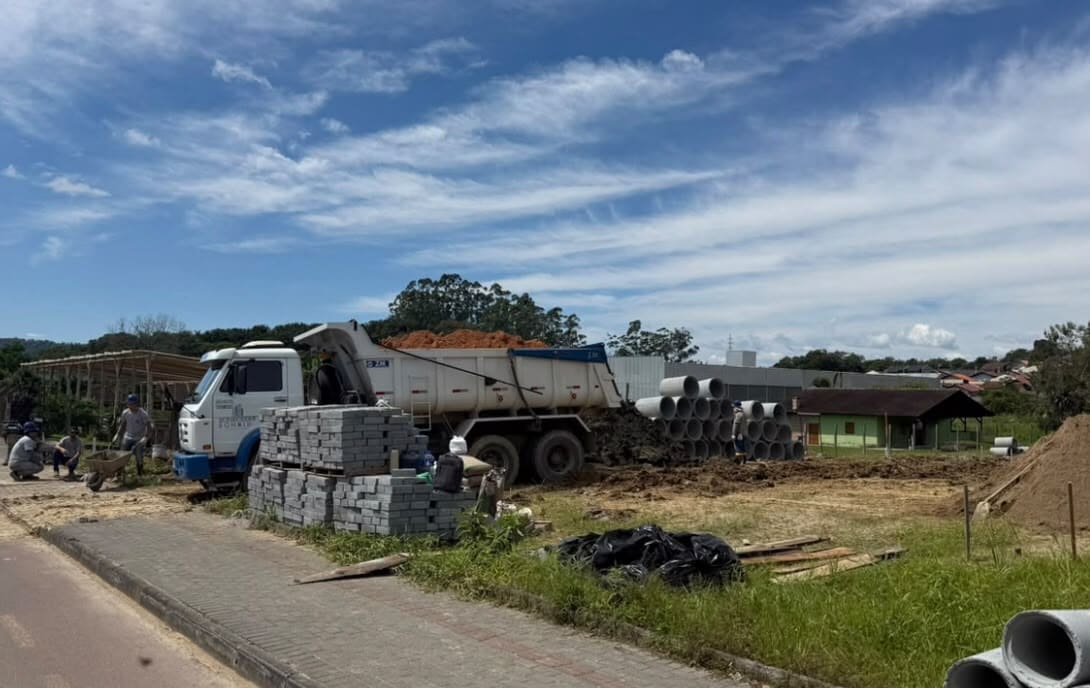 Nova entrada da Escola Nestor Margarida começa a ser construída em Timbó