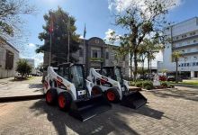 Duas novas Bobcats reforçam serviços da Secretaria de Obras de Timbó