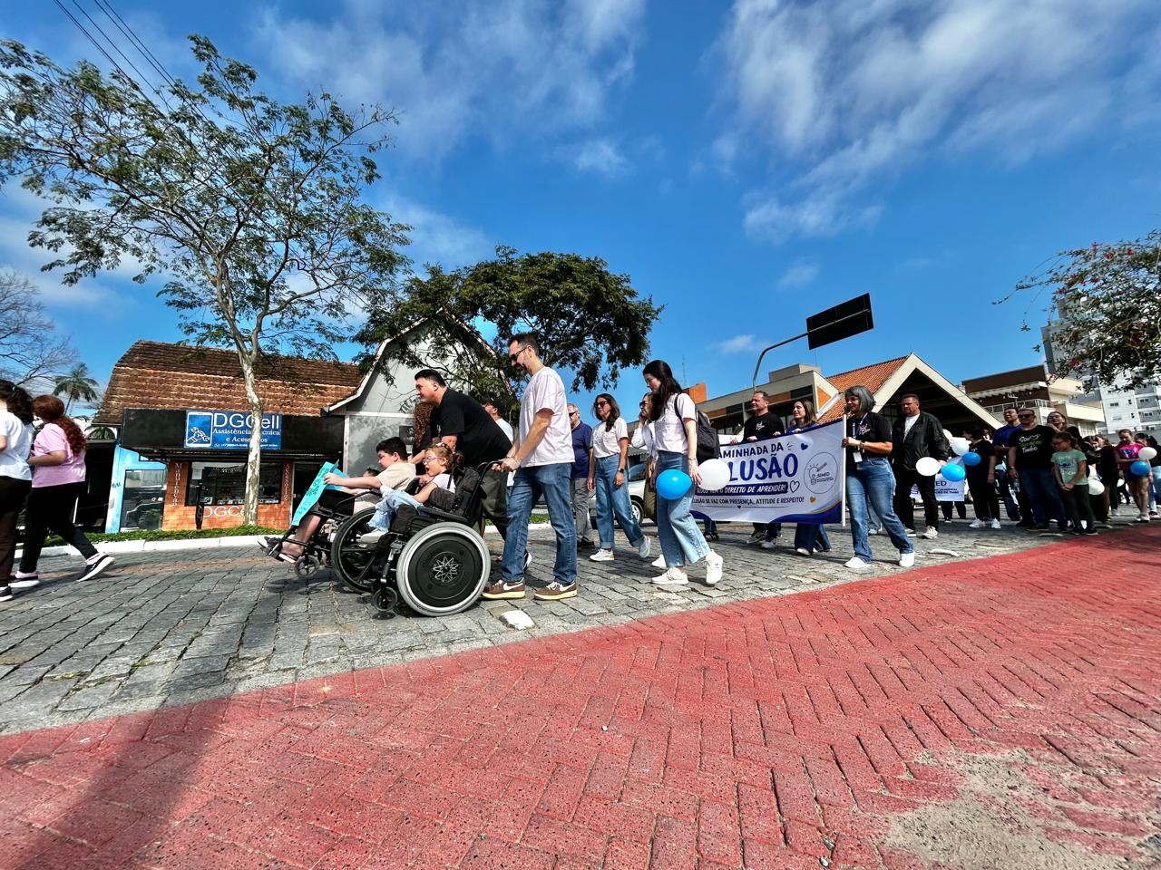 2ª Caminhada da Inclusão toma as ruas e reúne 200 pessoas em Timbó