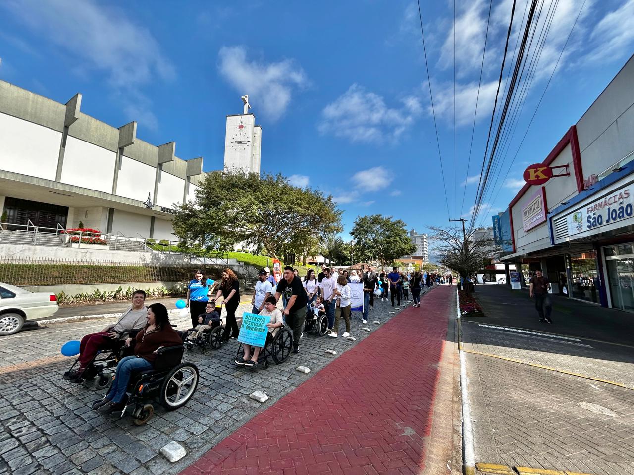 2ª Caminhada da Inclusão toma as ruas e reúne 200 pessoas em Timbó