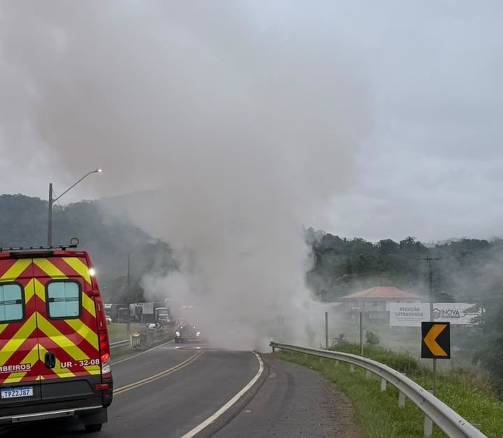 Carro sai da pista, cai em ponte e é completamente destruído pelo fogo na BR-470, em Rodeio