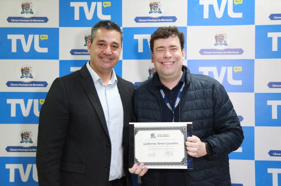Câmara de Blumenau aprova projetos sobre Parkinson, férias de servidores e homenagem a maestro